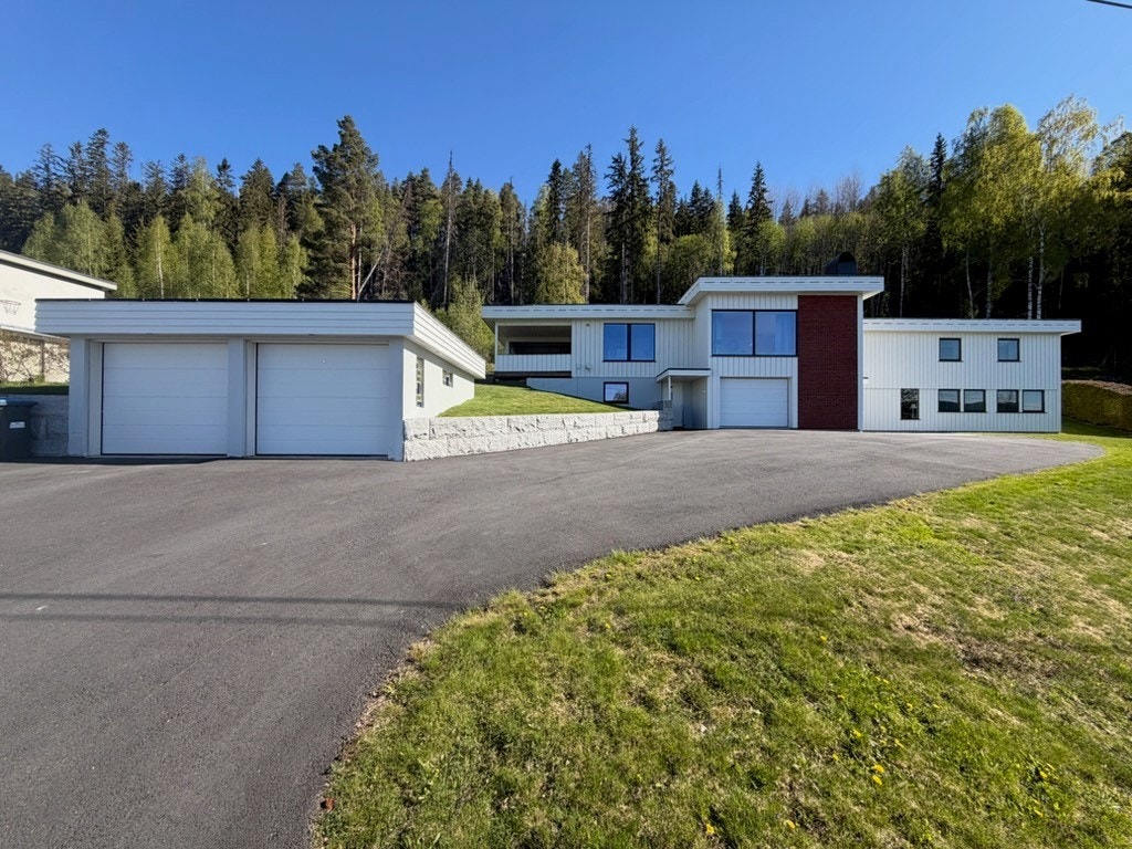 I tillegg til garasjen i huset, er det en frittstående dobbel garasje. Galleribilde