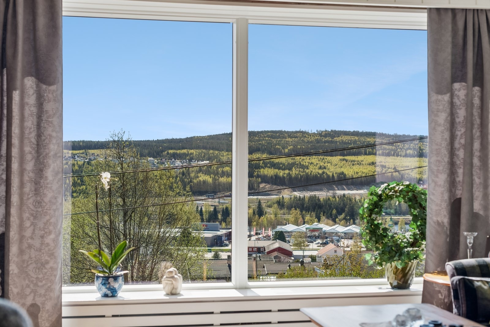 Gjennom vinduene har man flott utsikt, da huset ligger høyt i terrenget. Galleribilde