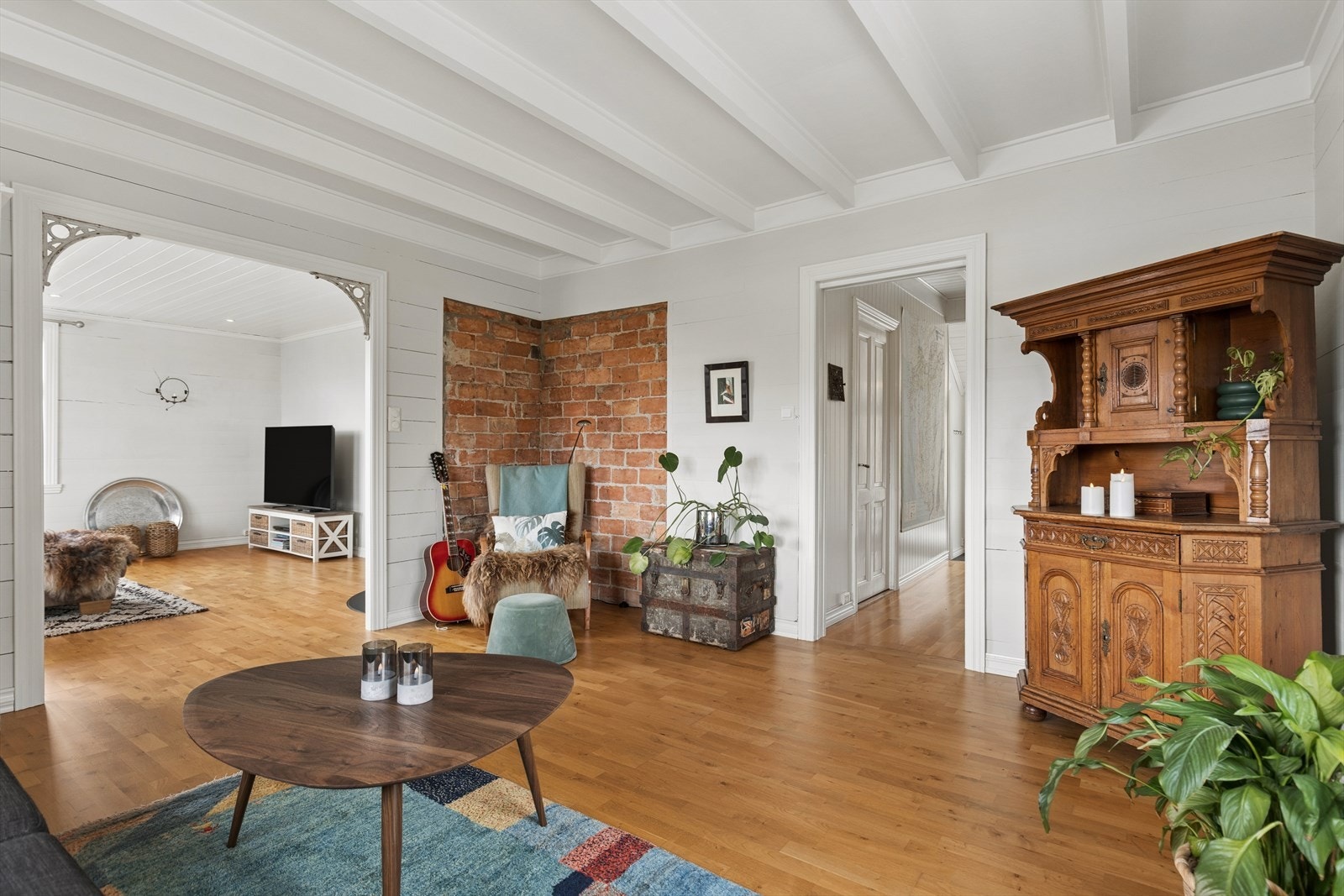 Stor og luftig stue med vakker himling og lekre detaljer. Galleribilde