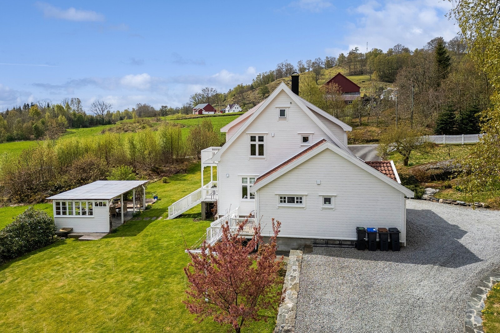 Eiendommen har flere uteplasser og herlig utsikt! Galleribilde