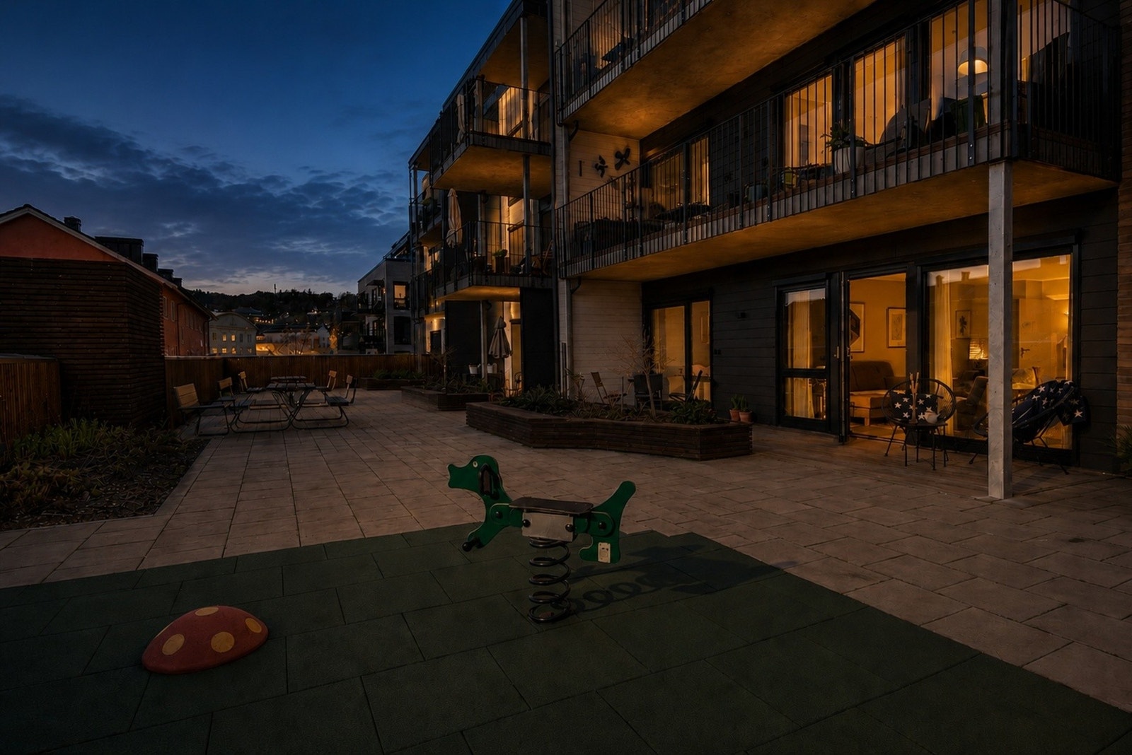 Her kan man nyte et stort fellesområde med masse sol - midt i byen! Galleribilde