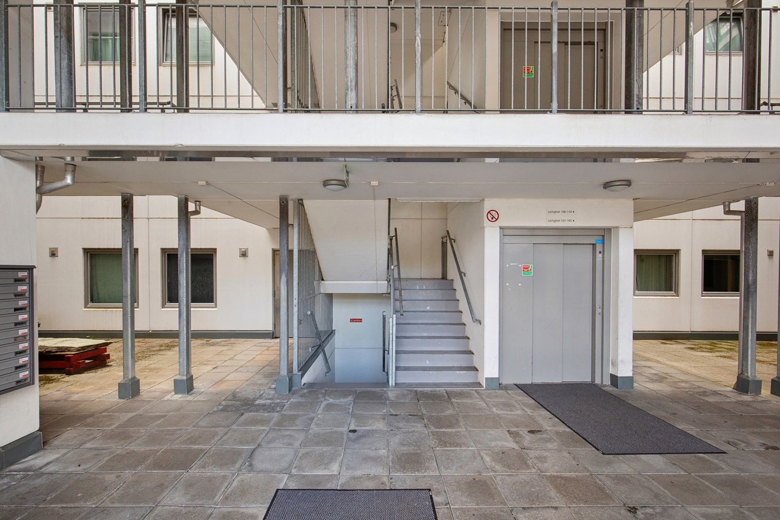 Bygget har heis- og trappeadkomst til alle etasjer, og beboerne har tilgang til en stor, felles takterrasse. Galleribilde