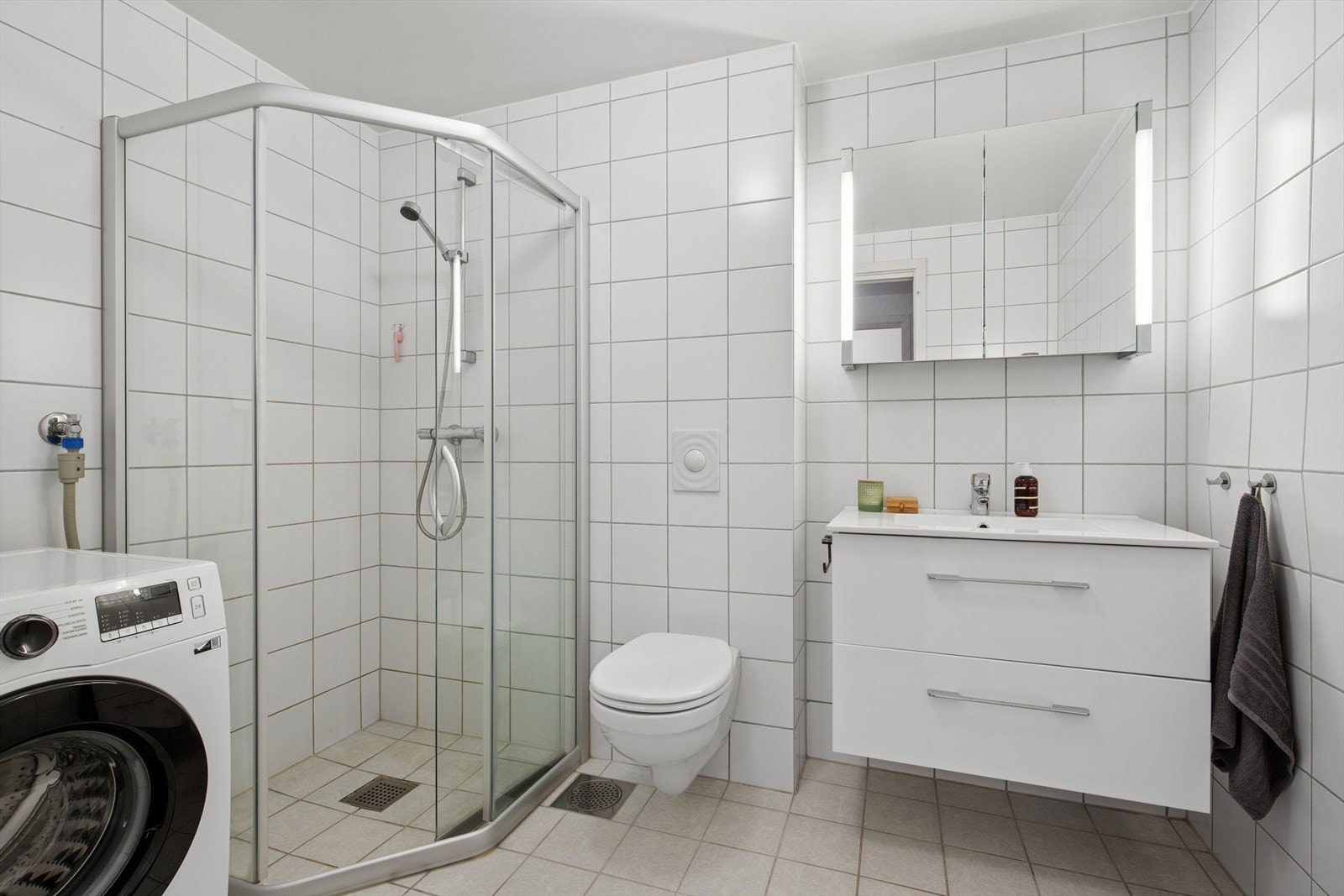 Bad/vaskerom har flislagt vegger og flislagt gulv med vannbåren varme. Galleribilde