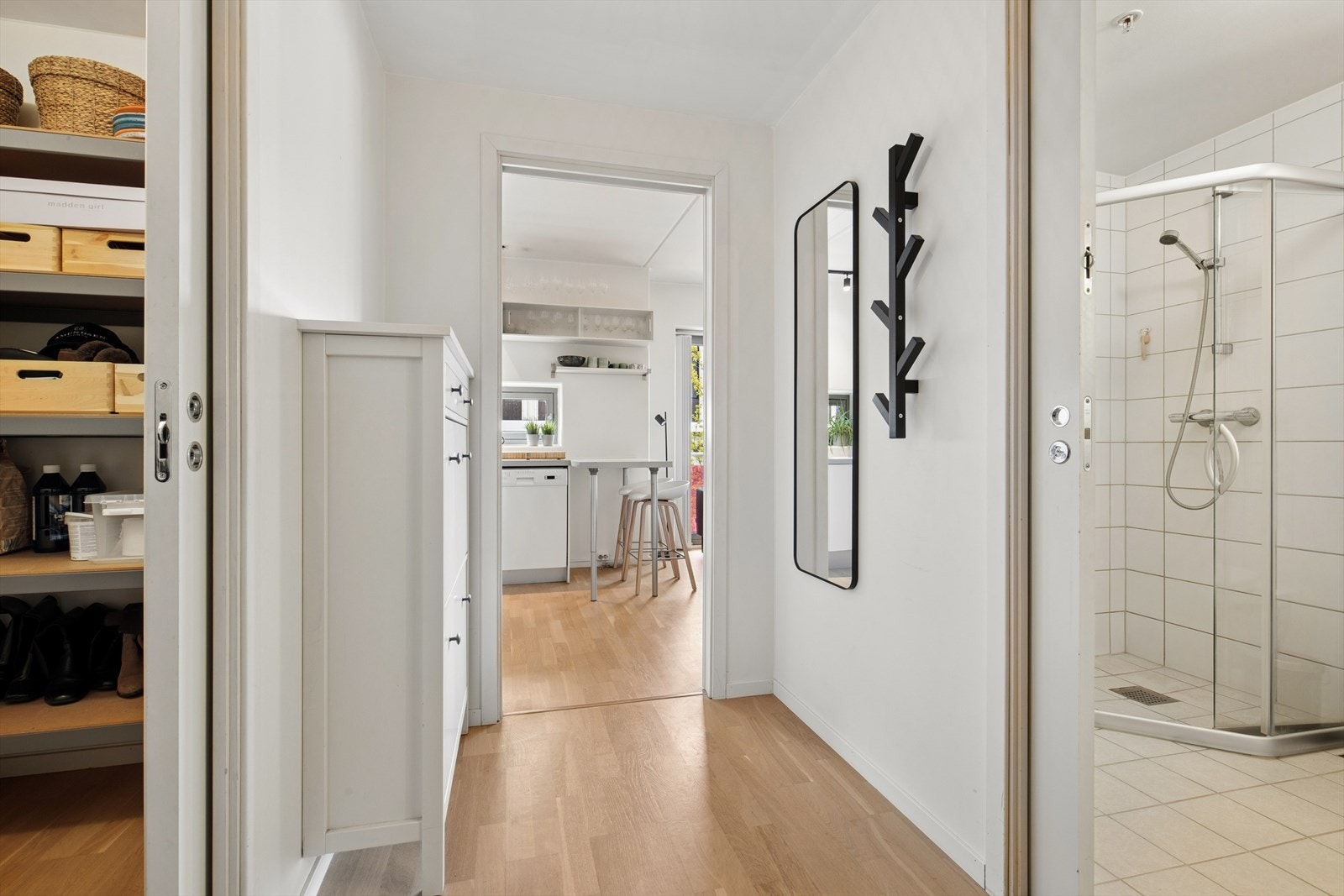 Entréen har tilgang til en praktisk innvendig bod for ekstra lagringsplass. Galleribilde