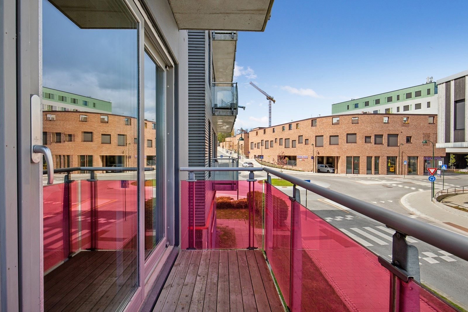 Fra stuen er det skyvedør ut til en egen balkong med rekkverk i glass. Galleribilde