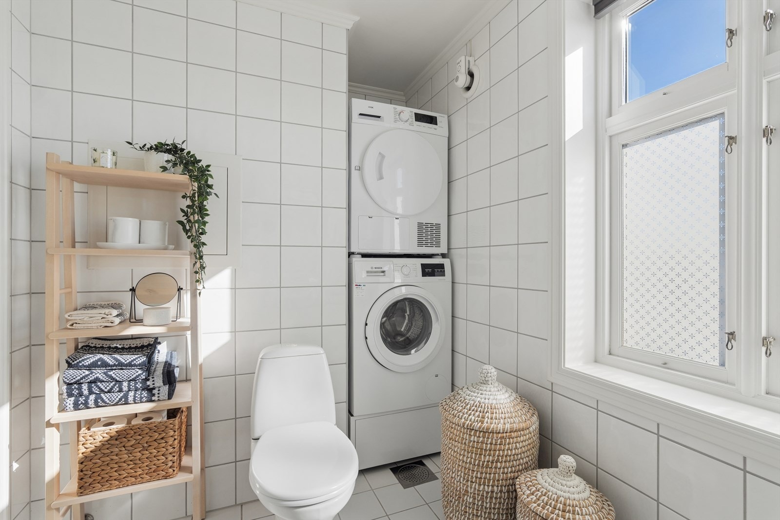Badet er praktisk innredet med opplegg for vaskemaskin og tørketrommel. Galleribilde