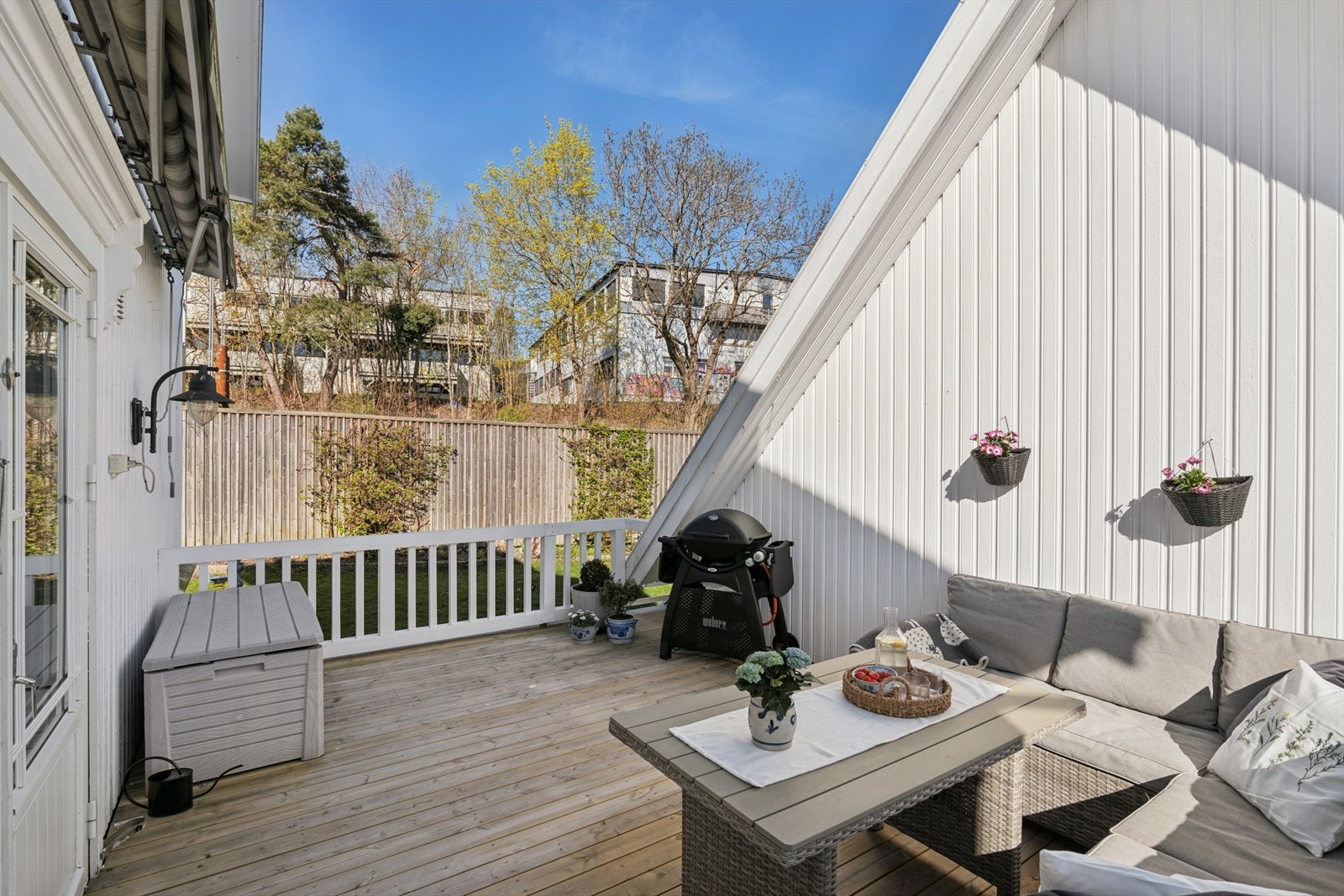 Terrassen er en usjenert og solrik uteplass til stor glede på gode og varme sommerdager. Galleribilde