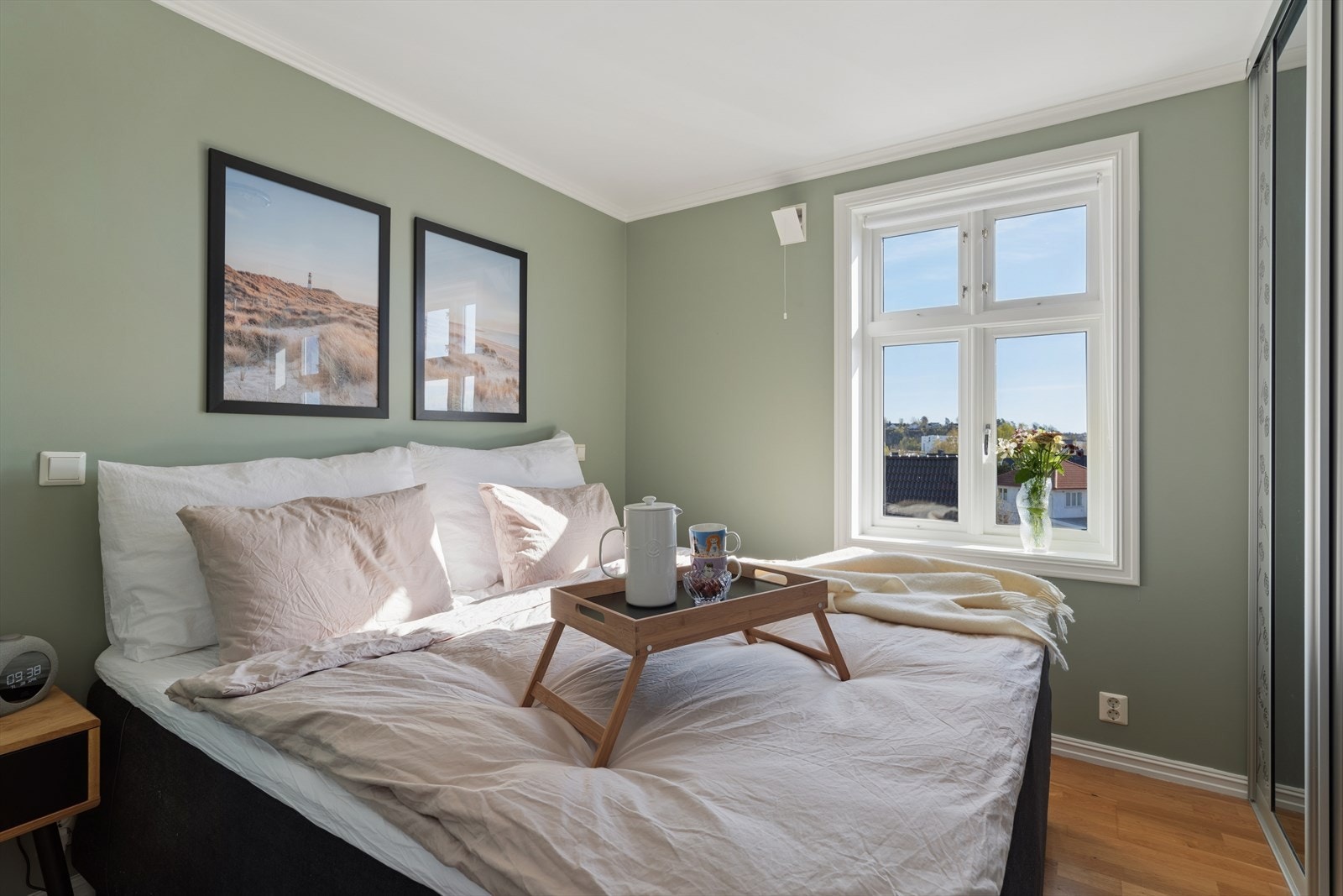Romslig soverom med god plass til dobbeltseng. Rommet er gunstig plassert mot øst. Galleribilde