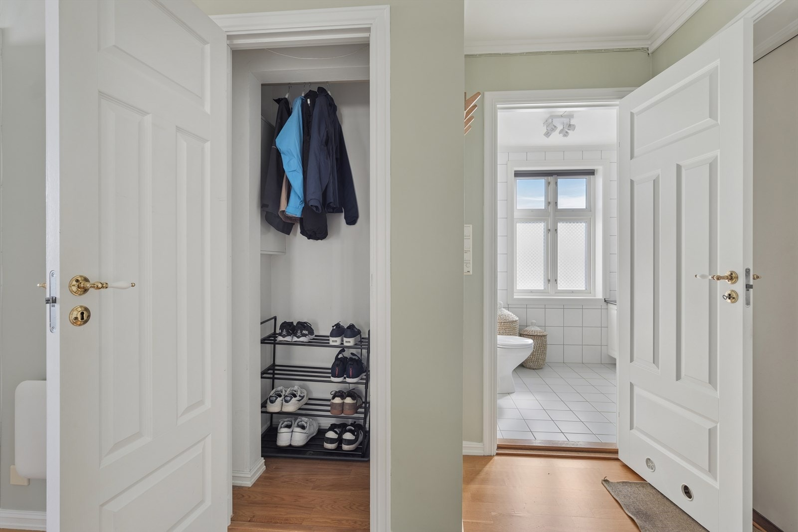 Entréen har plass til oppbevaring og gir adkomst til leilighetens øvrige rom. Velkommen inn! Galleribilde