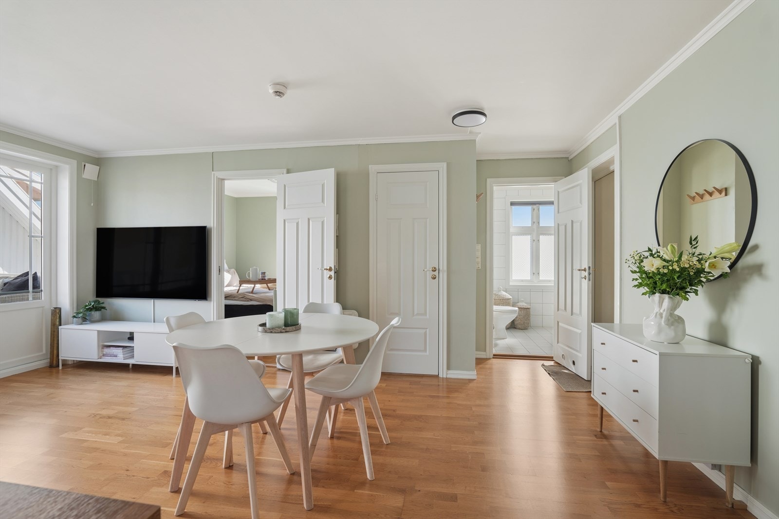Fra stuen er det inngang til soverom og bad. Galleribilde