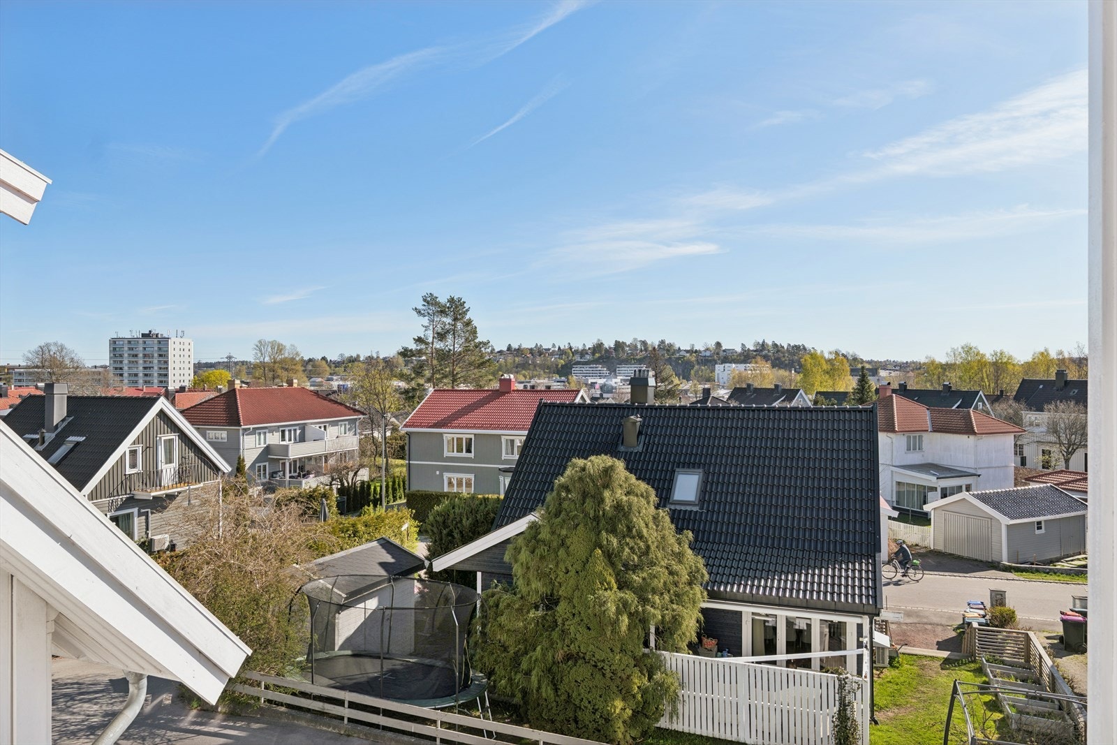 Fra eiendommen er det kort vei til både Sykehuset i Vestfold og Tønsberg jernbanestasjon. Pen utsikt til det hyggelige nabolaget som omgir eiendommen. Galleribilde