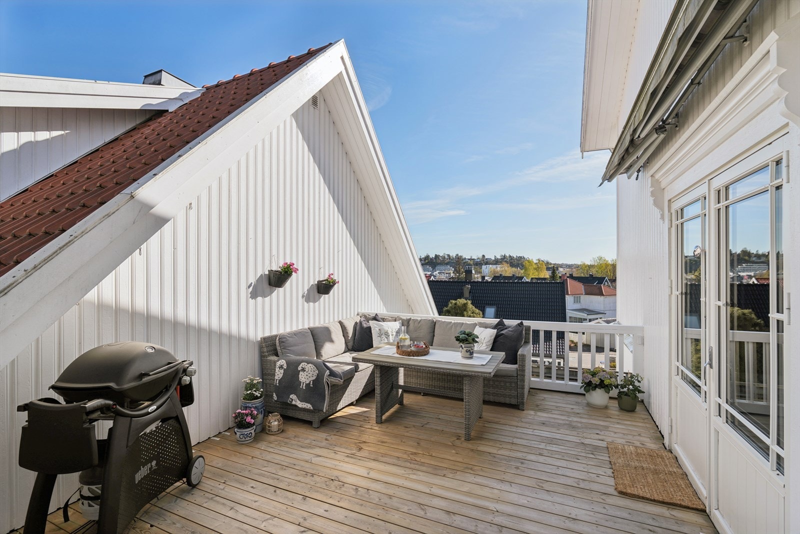 Fra stuen er det utgang til en romslig terrasse på 20 m². Her er det god plass til utemøbler, og nye terrassebord ble lagt i 2025. Galleribilde