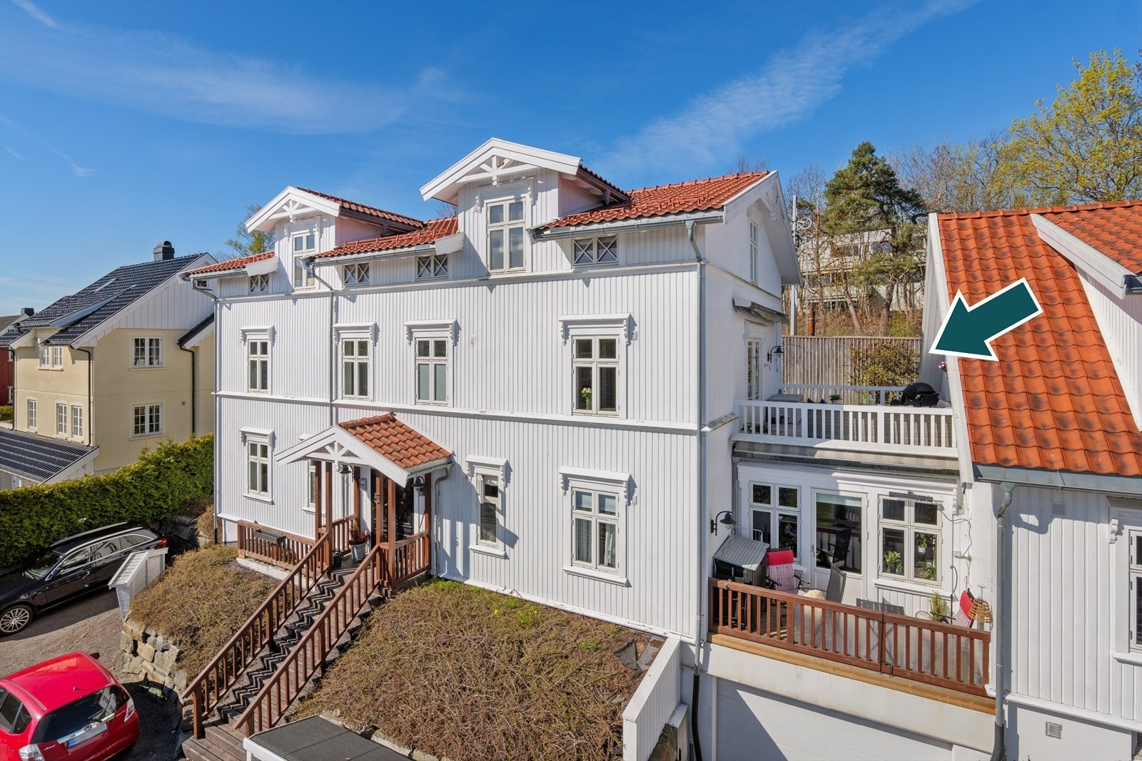 Velkommen til Øvre Dietrichs Vei 5! Leiligheten ligger i en høy 2. etasje med enkel adkomst. Galleribilde