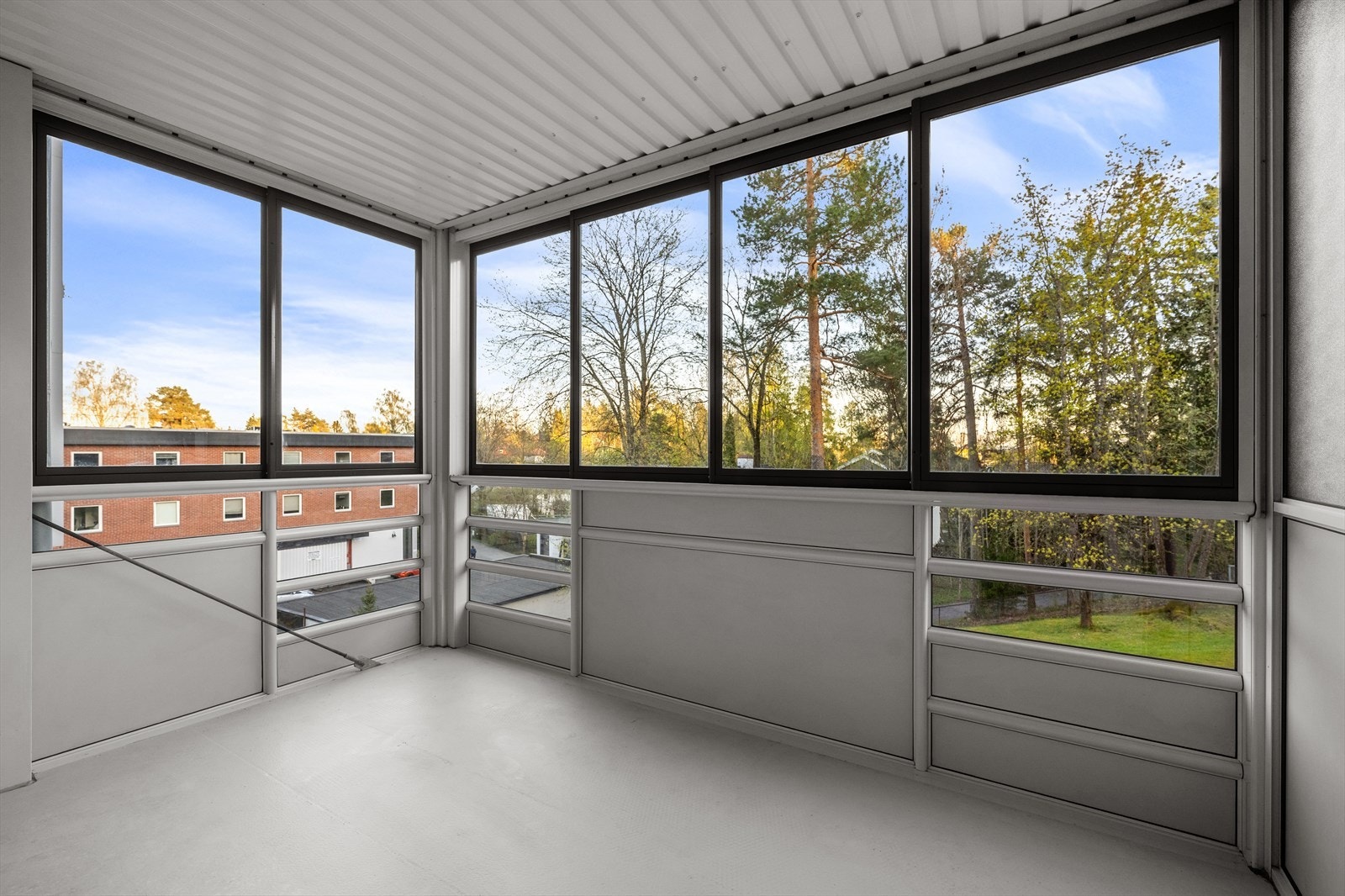 Fra stuen er det utgang til overbygget og innglasset balkong. Galleribilde
