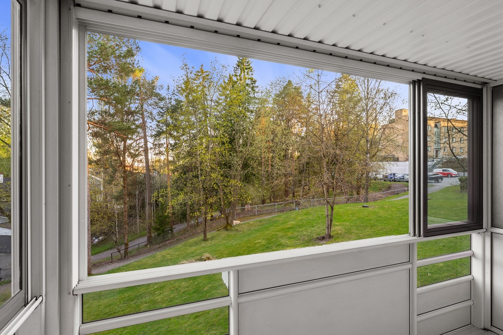 Glassveggene på balkongen kan åpnes helt opp - alt etter årstiden. Balkongen blir en naturlig forlengelse av stuen og glassveggene gjør dette til en lun plass utover høsten. Galleribilde