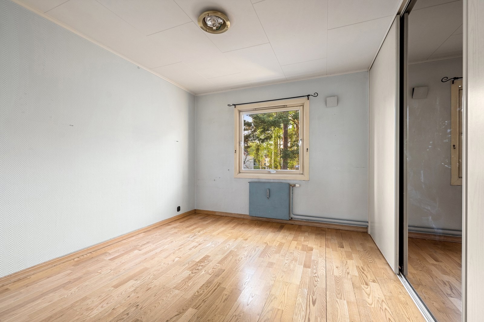 På det andre soverommet er det også god plass til seng og nattbord. Her er det også satt opp et stort garderobeskap med skyvedører. Galleribilde