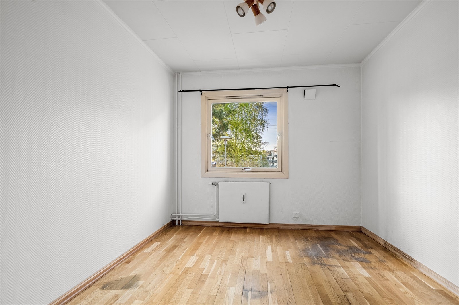 Boligen har to gode soverom med god plass til seng, nattbord og garderobeskap eller skrivepult, alt etter ønske. Galleribilde