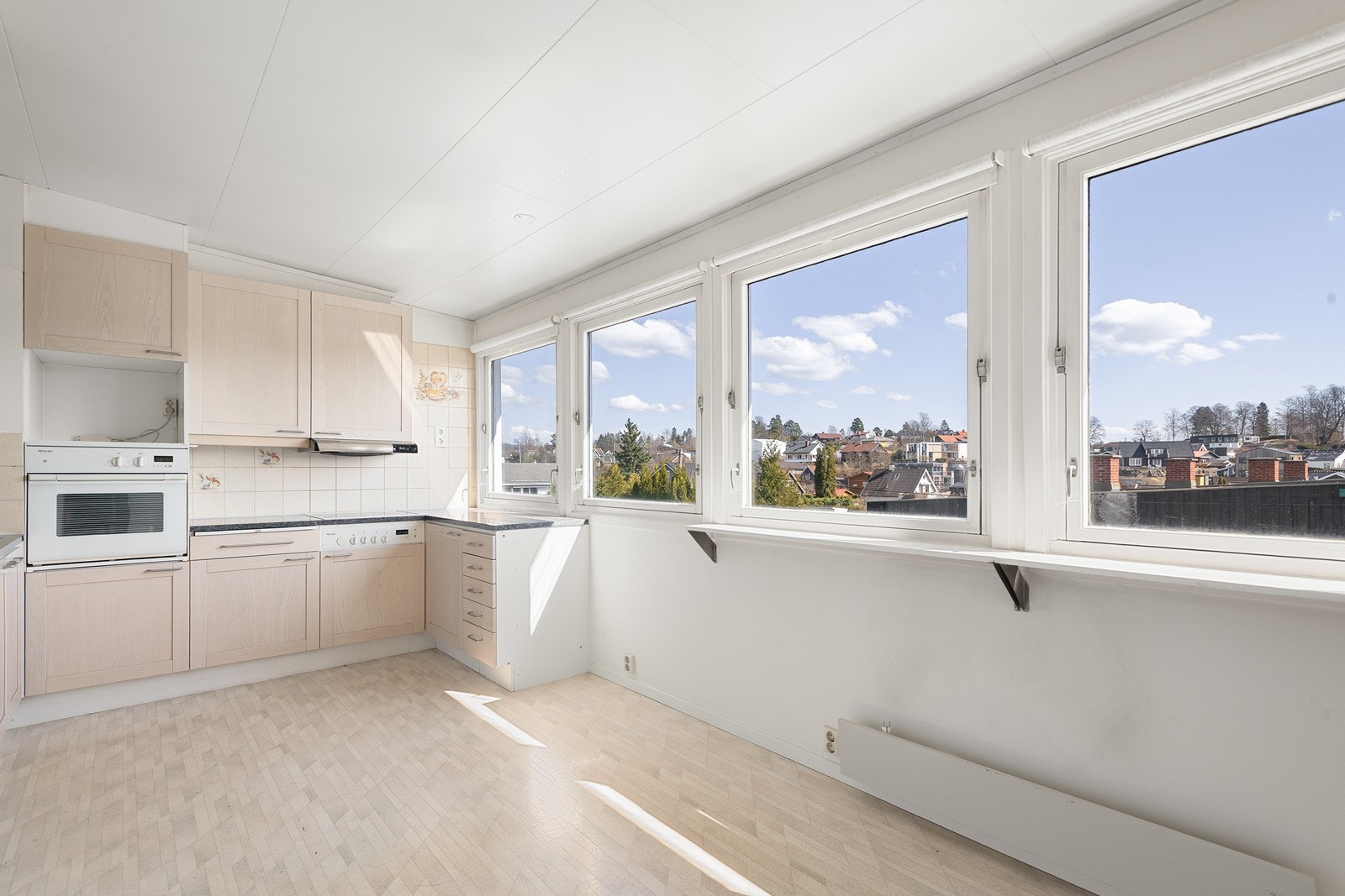 Boligen ligger i et barnevennlig og etterspurt område på Bekkestua. Galleribilde