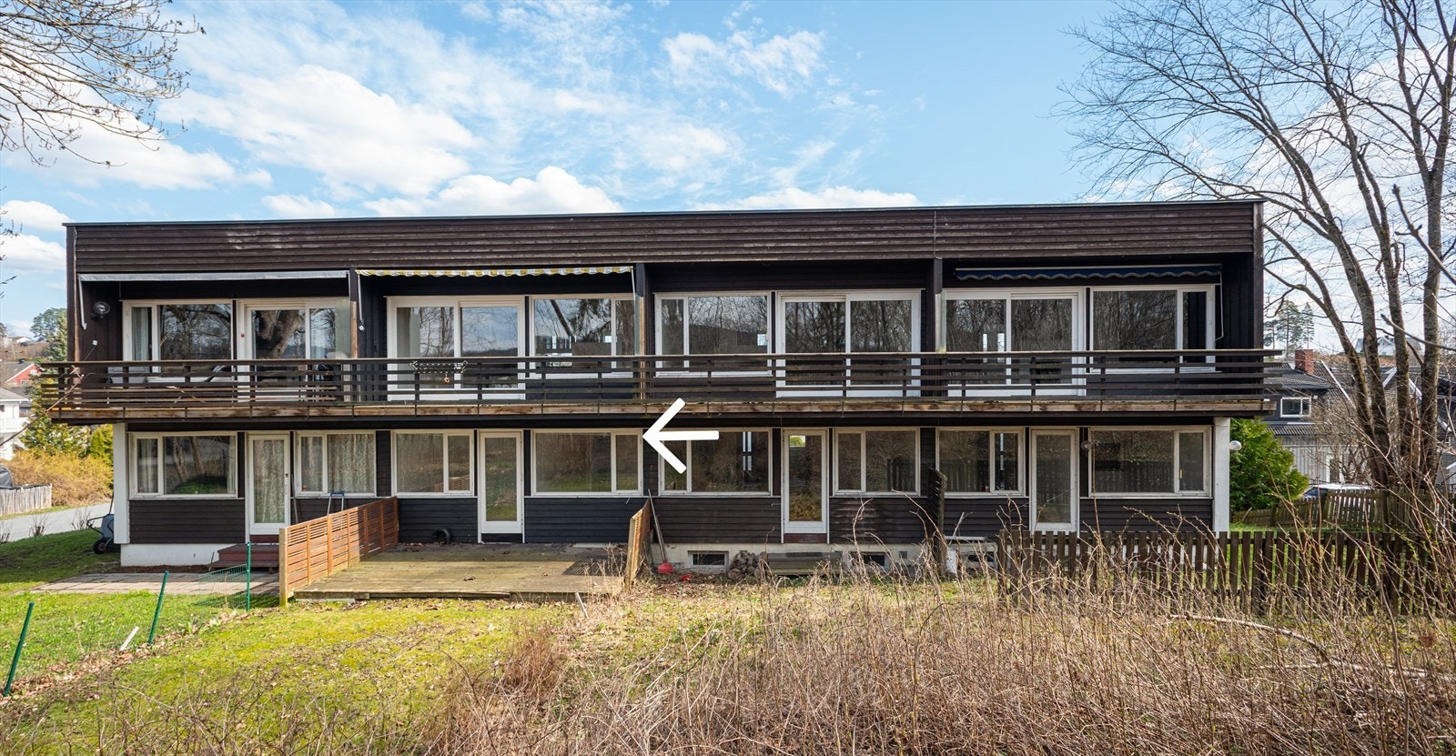 Her får du et rekkehus over tre plan med flat og barnevennlig hage og to garasjeplasser. Galleribilde