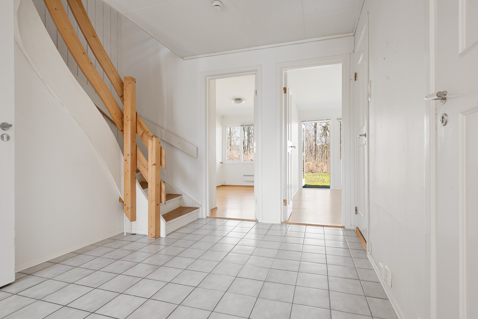 1.etg med romslig entré/gang, 3 soverom, bad og separat toalett. Galleribilde