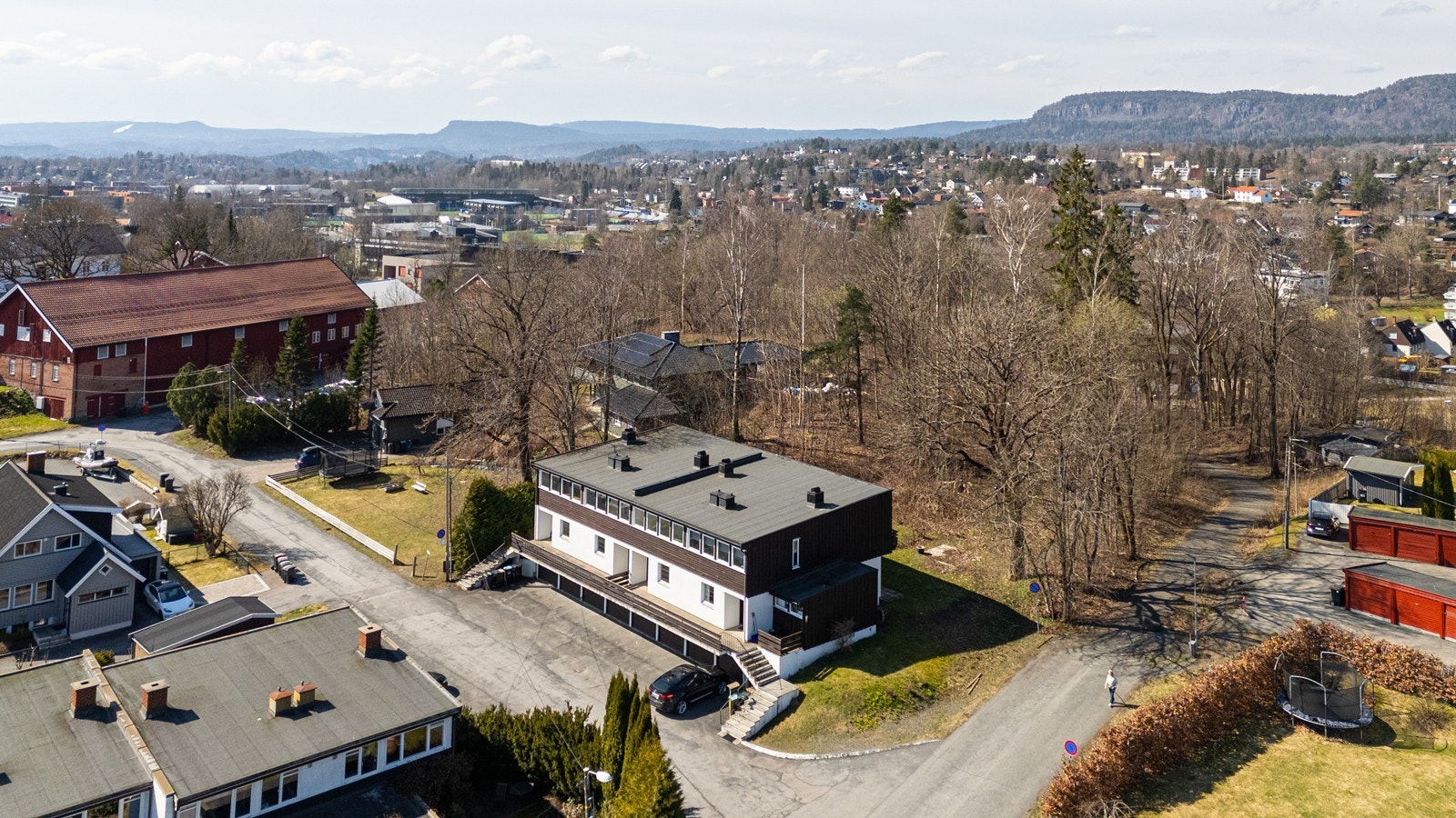 Halfdan Jønssons vei ligger i et etablert og rolig boligområde med bilfri vei til både skoler, barnehager og friområder. Galleribilde