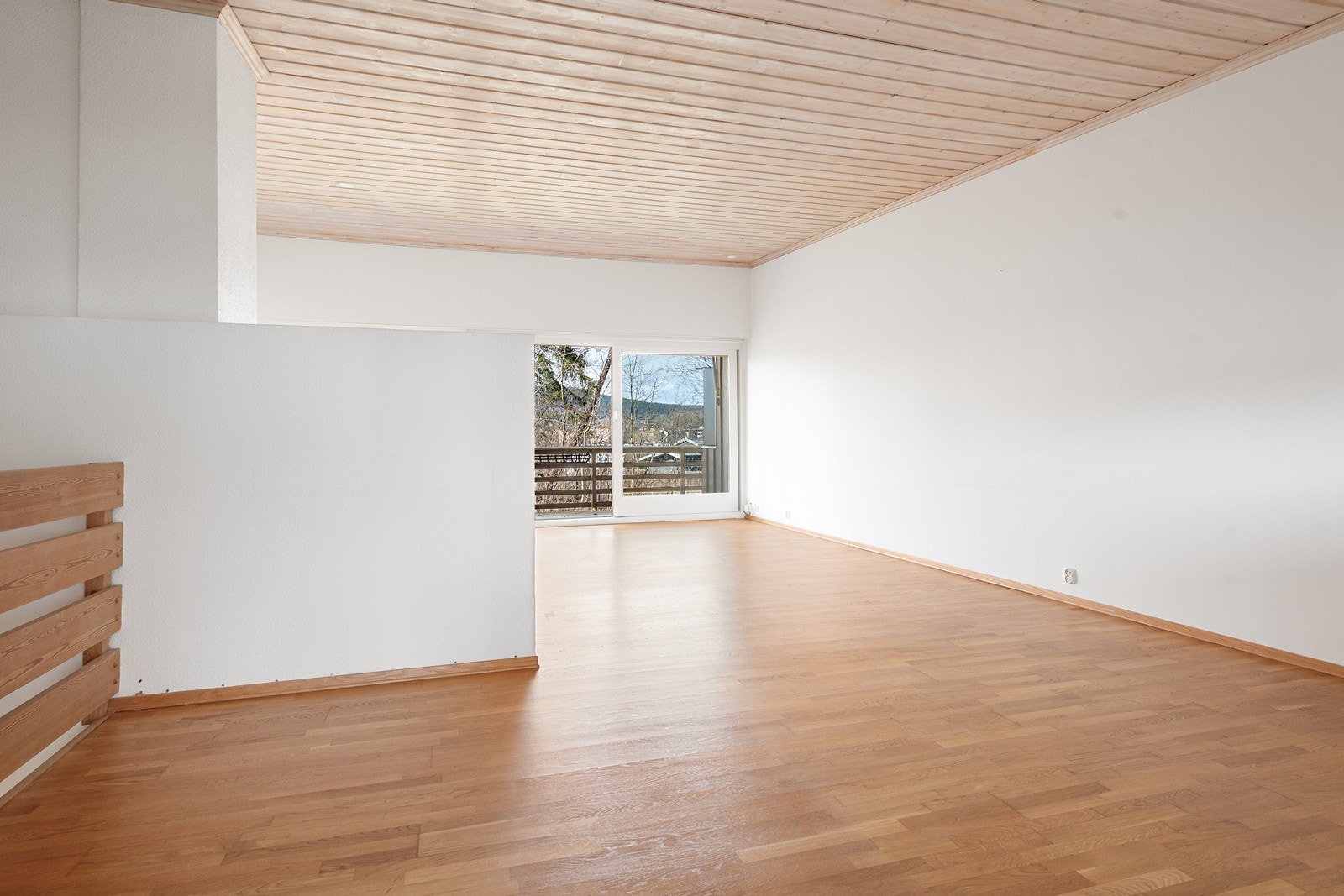 Romslig stue med peis og utgang til balkong. Galleribilde
