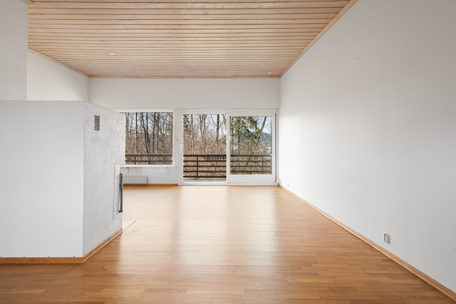 Rommet føles lyst og luftig med god plass til både spisebord og sofagruppe. Galleribilde