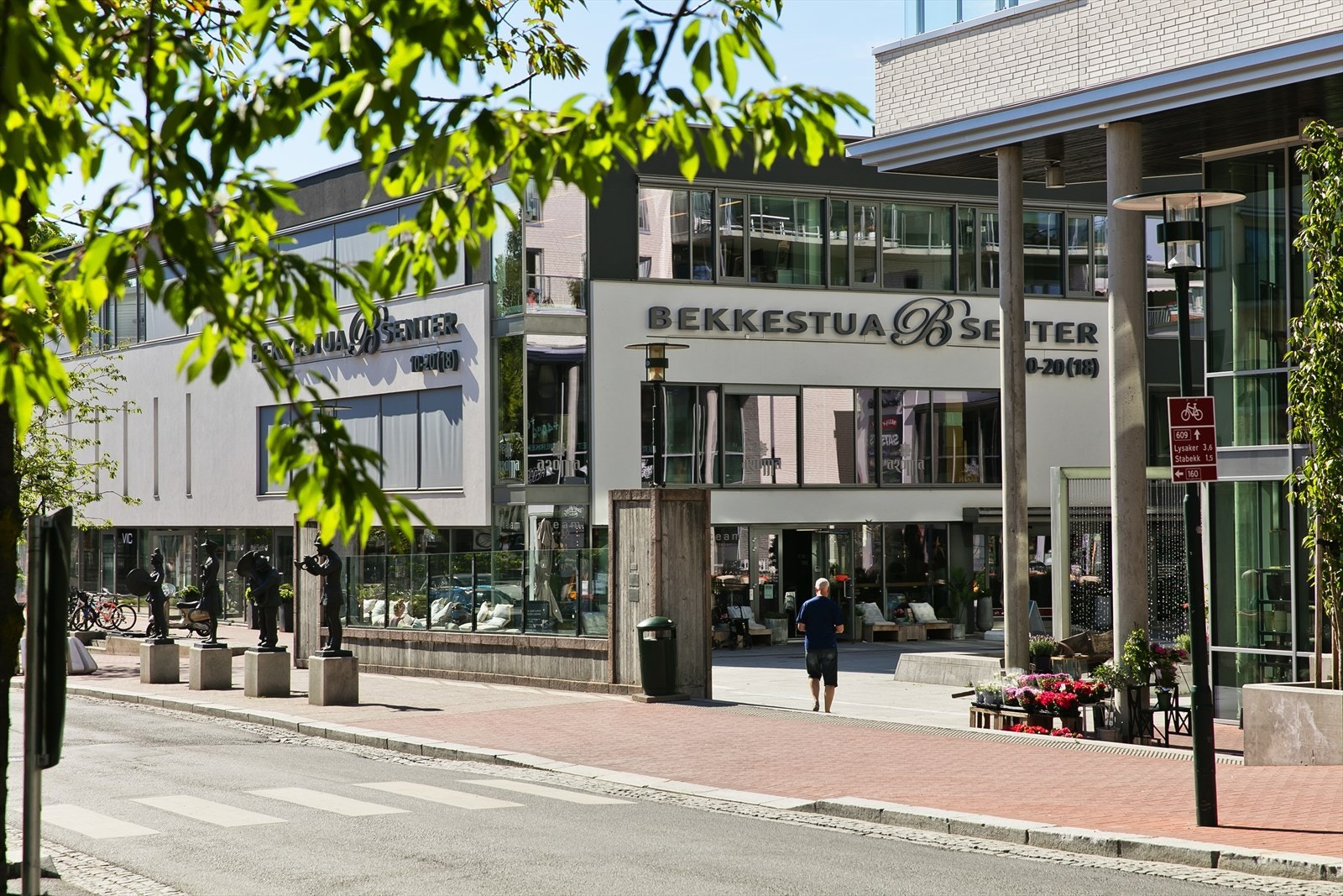 Bekkestua senter med klesbutikker, treningssenter, matbutikk, cafeer m.m. Galleribilde