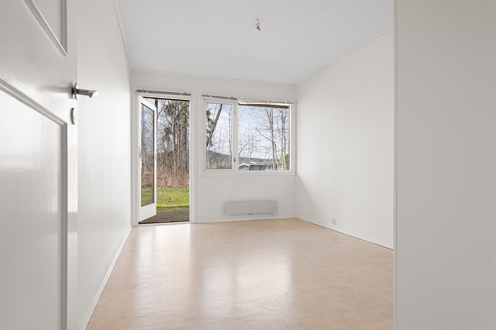 Soverom 1 med utgang til platting/hageflekk. Galleribilde