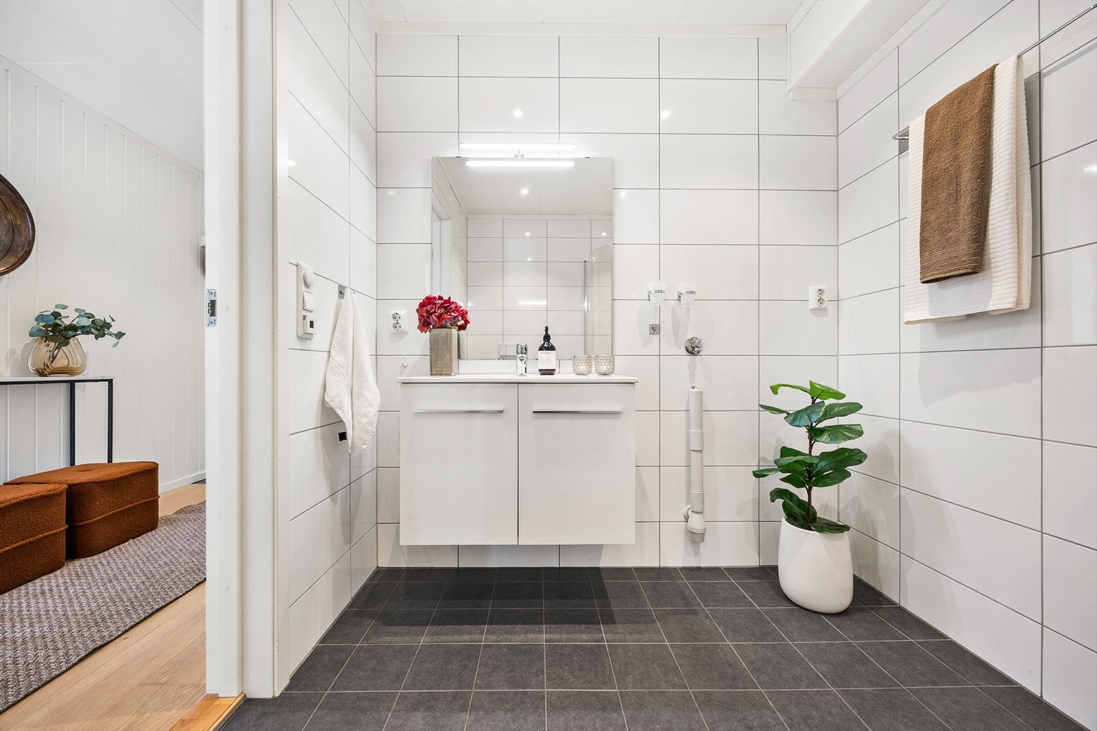 Badet er utstyrt med servantinnredning, dusjsone og vegghengt toalett. Galleribilde