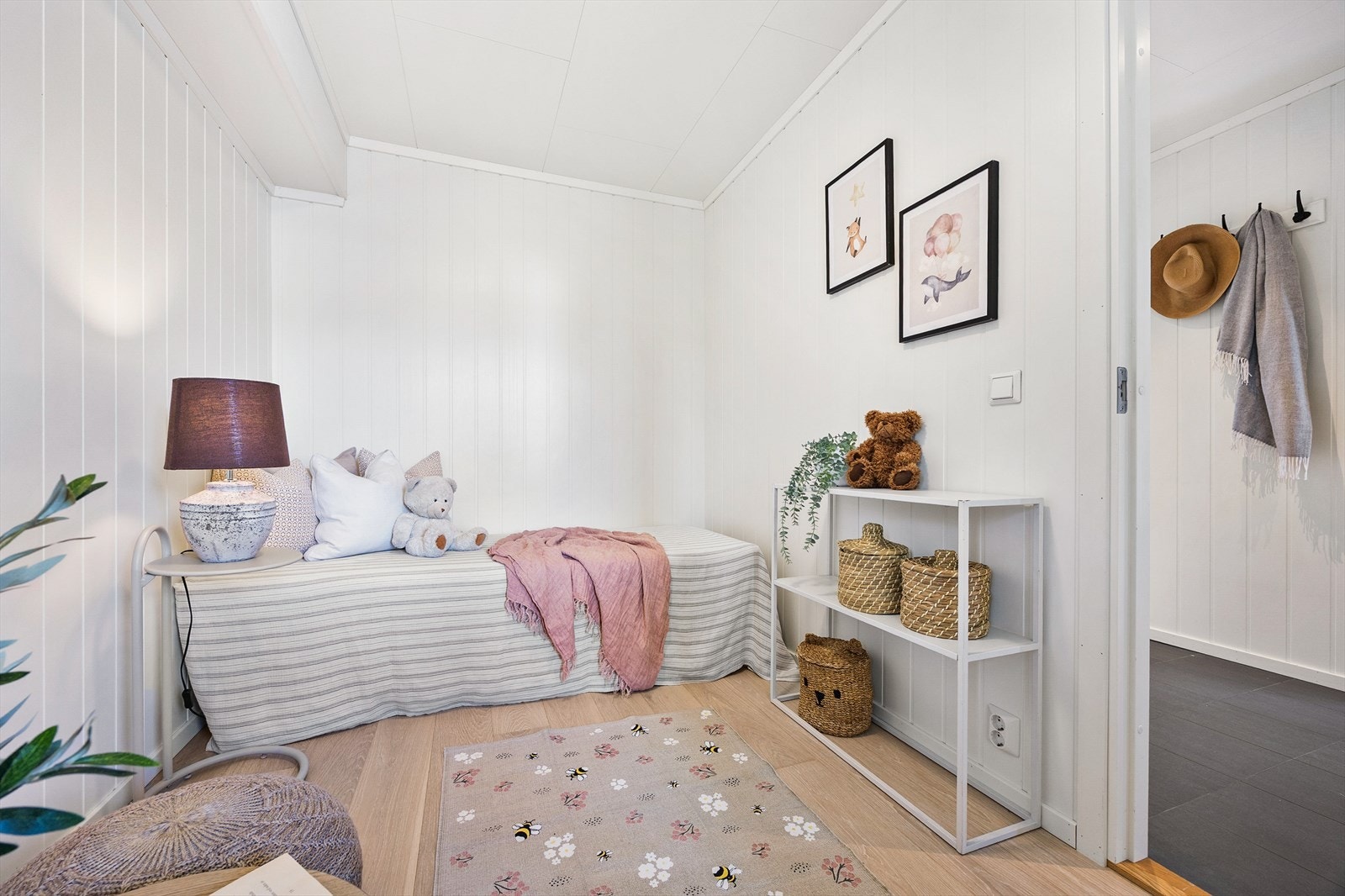 Soverom 2 er et ypperlig barnerom, med plass til seng og ønsket møblement. Galleribilde