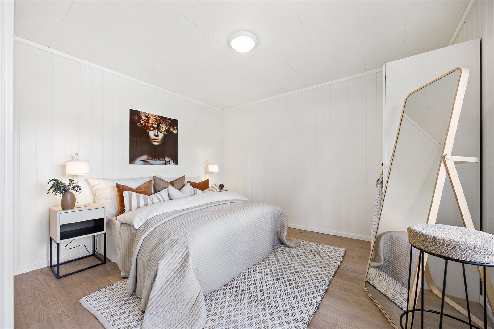 Hovedsoverom har rikelig plass til dobbeltseng, nattbord og garderobe. Galleribilde