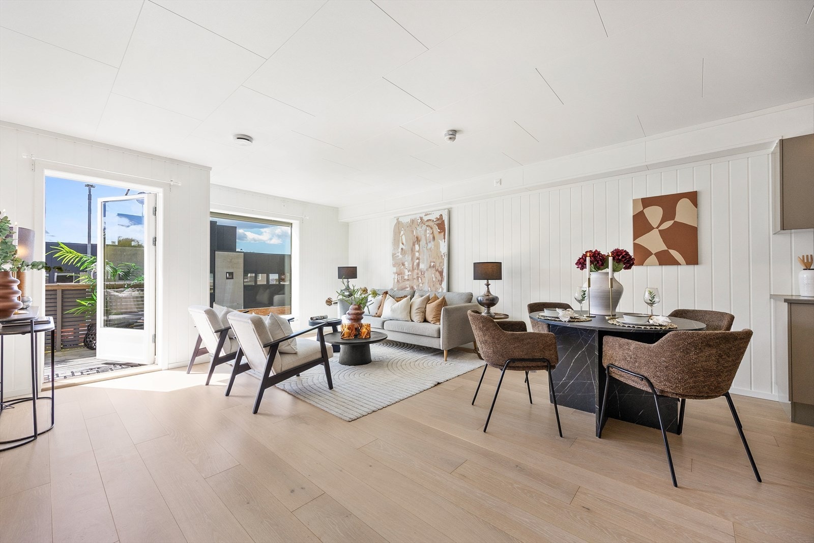 Stuen har plass til både sofagruppe og spisebord, med direkte utgang til balkongen. Galleribilde
