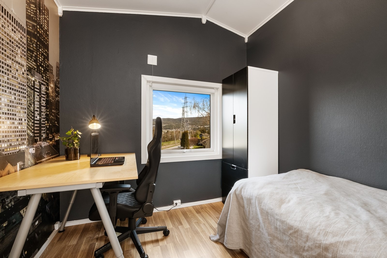Rommet har plass til både seng og en egen arbeidspult. Galleribilde