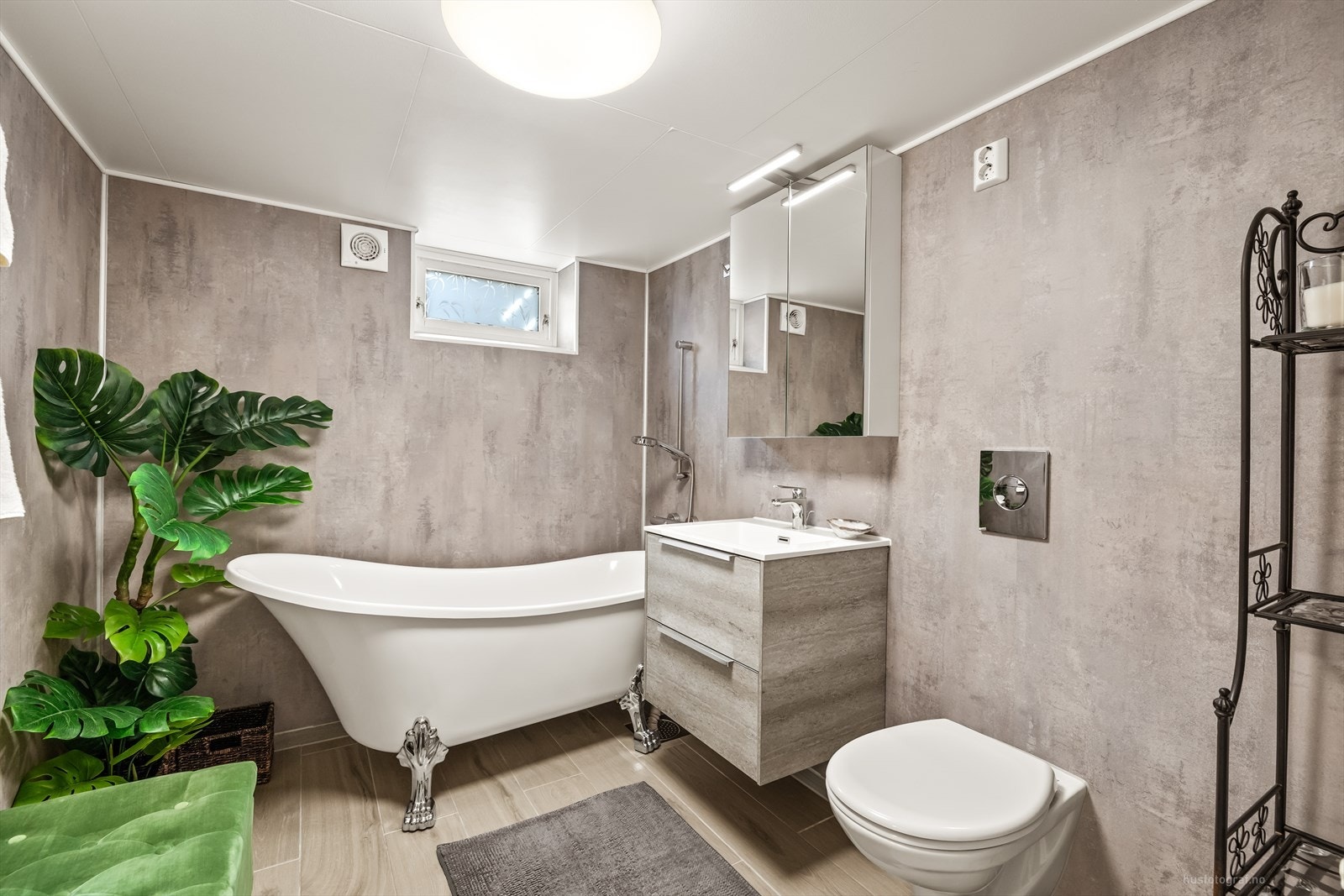 Badet i underetasjen ble pusset opp i 2019 og har badekar, vegghengt toalett og baderomsplater på veggene (ikke godkjent innredet). Galleribilde