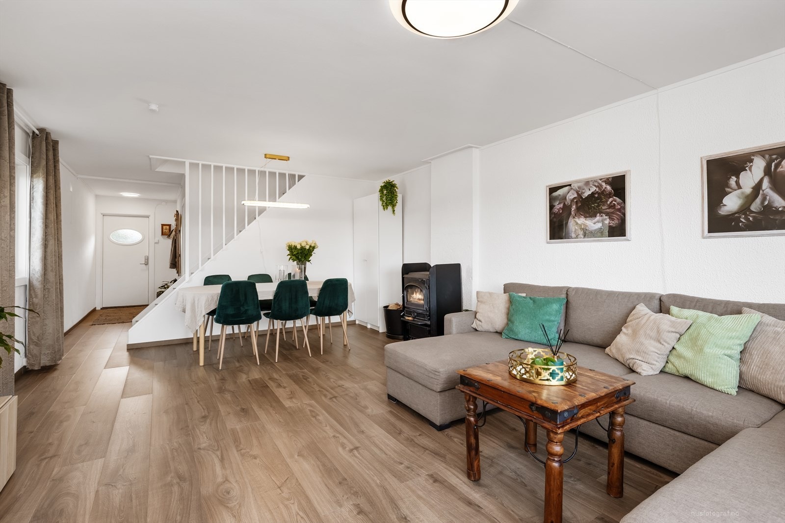 Stuen er romslig og har plass til både sofagruppe og spisebord. Galleribilde