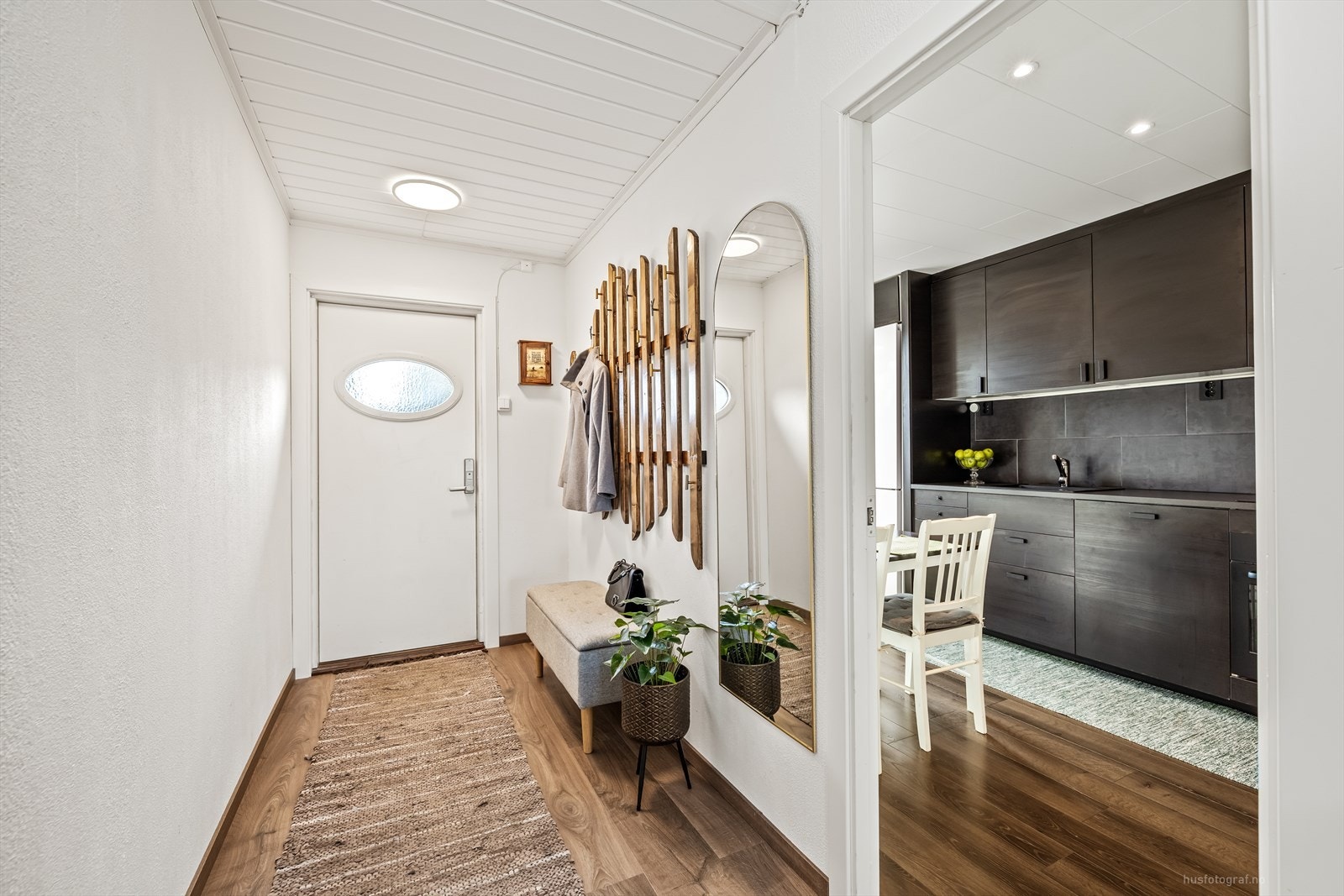 Entréen leder inn til boligens første etasje med stue og kjøkken. Galleribilde