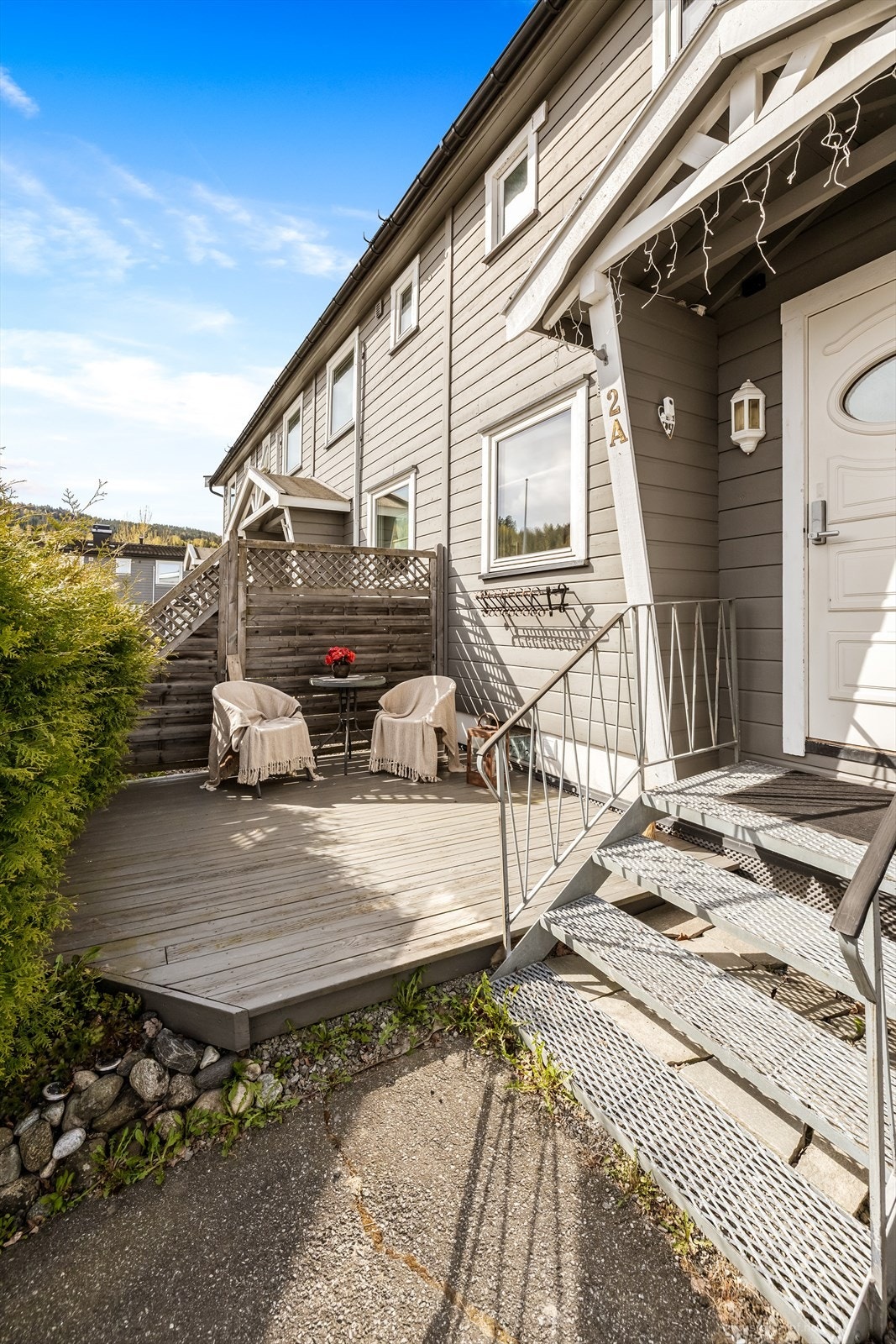 Ved inngangspartiet er det en egen terrasseplatting på ca. 8 m². Galleribilde