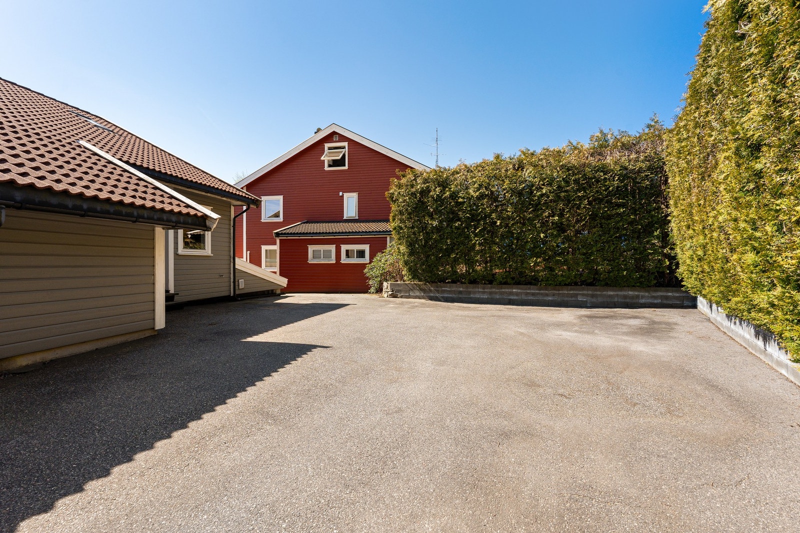 Gårdsplassen utenfor inngangspartiet. Galleribilde
