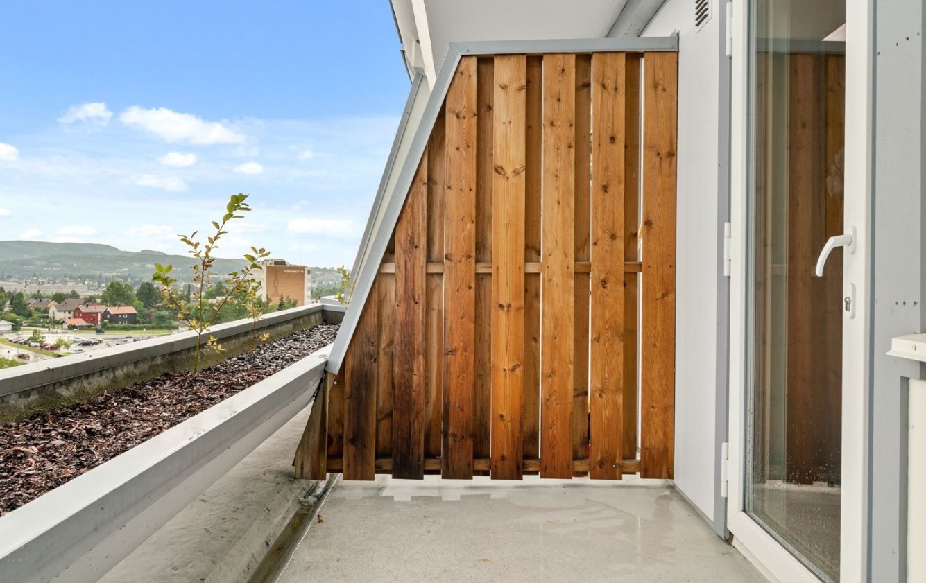 Fra stuen er det utgang til en sydøst-vendt balkong på ca. 5,5 m², med gode solforhold. Galleribilde