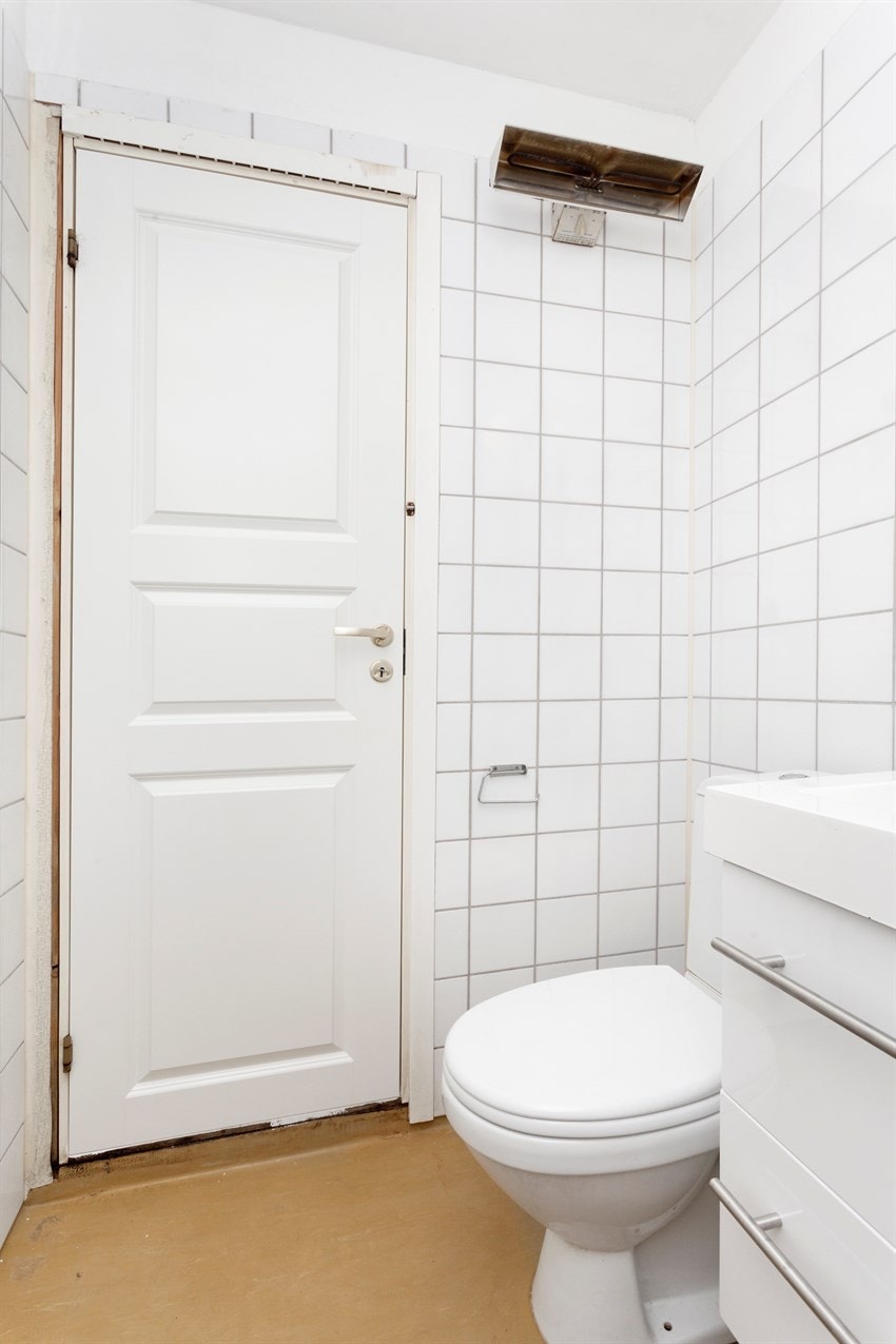 Vegghengt stråleovn på bad. Galleribilde