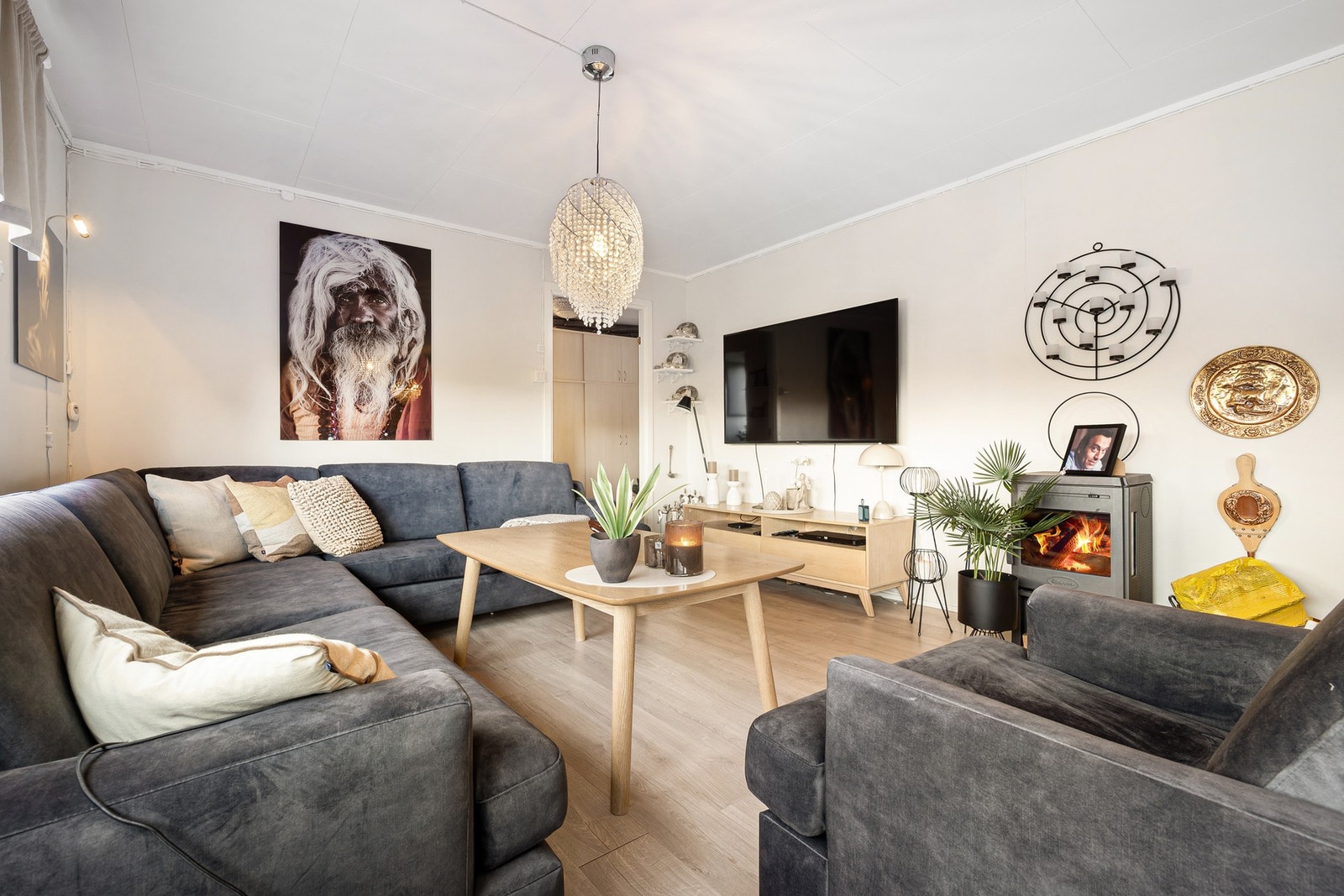 Leiligheten inneholder stue, kjøkken, bad, vaskerom, gang og to soverom (ett av disse ikke godkjent for varig opphold) Galleribilde