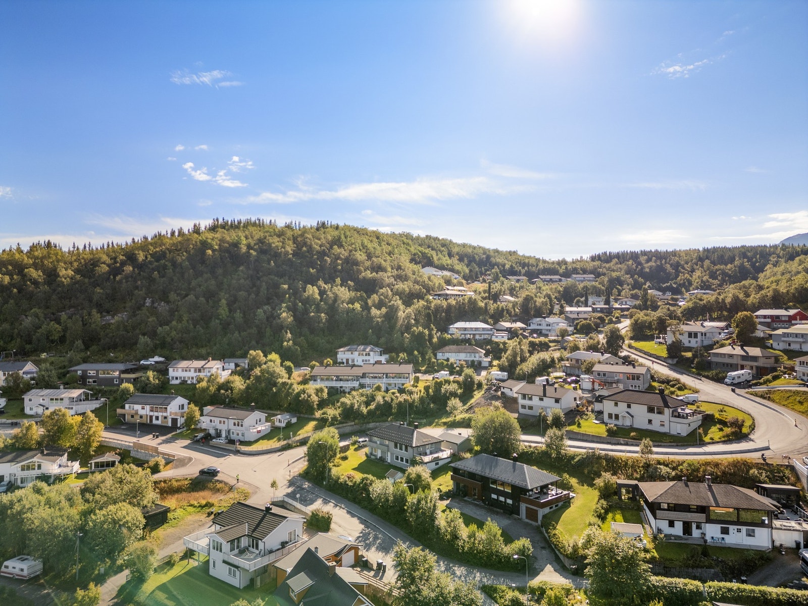 Beliggenheten gir kort vei til skog og mark med flotte turområder Galleribilde