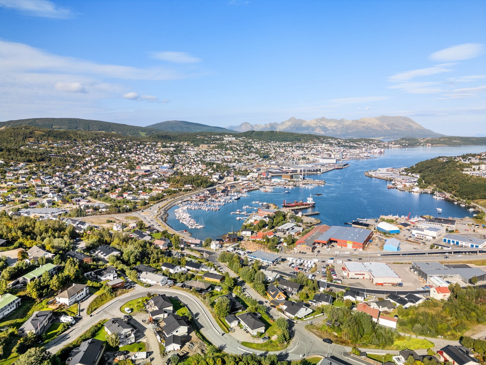 Bussholdeplass 100 m unna tar deg raskt inn til sentrum og byens fasiliteter! Galleribilde