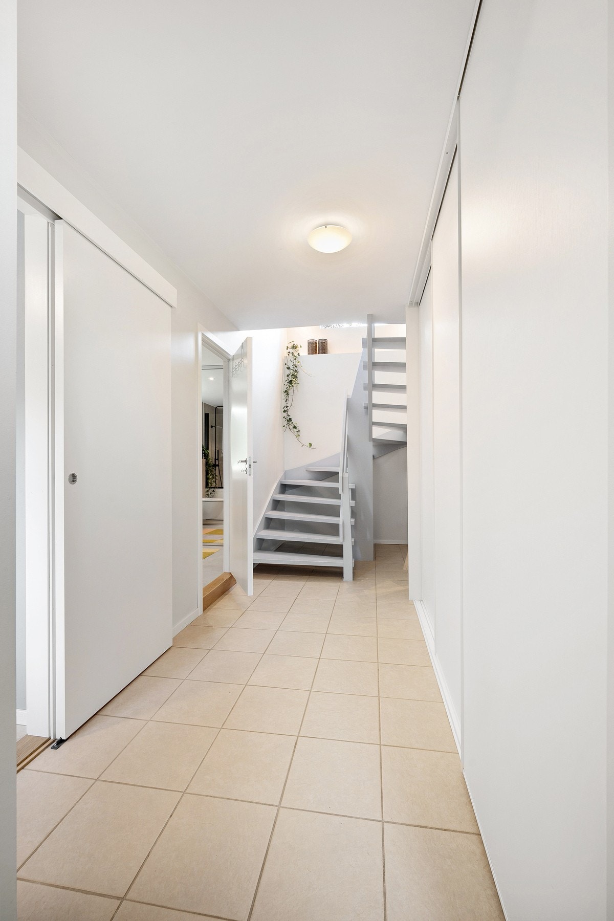 Stor hall med praktisk innebygd skyvedørsgarderobe langs hele veggen til høyre - her er god plass til lagring av klær, sko og annet! Galleribilde