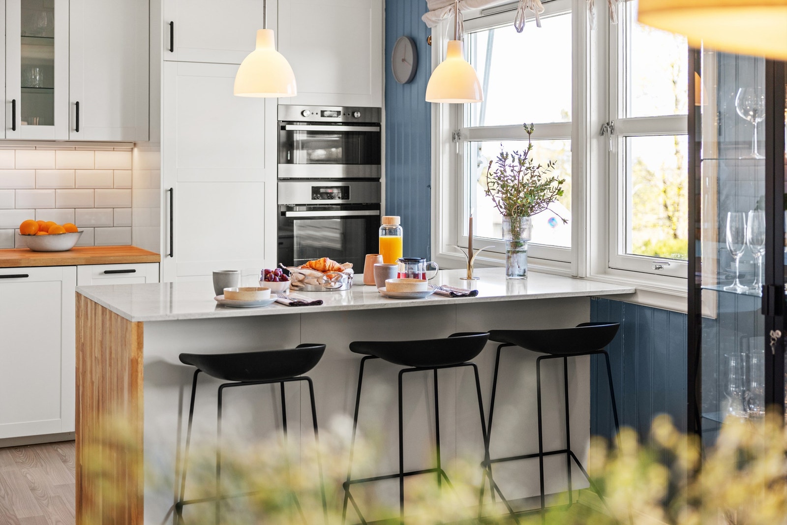 Frokostplassen ved vinduet er en perfekt start på dagen. Galleribilde