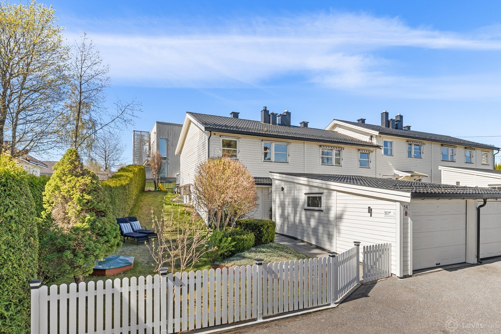 Eiendommen har en pent opparbeidet forhage og egen garasje. Foto: Løvås Foto Galleribilde