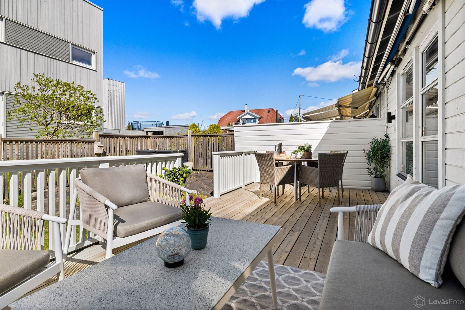 Terrassen er delvis skjermet, noe som gir en lun og privat uteplass. Galleribilde