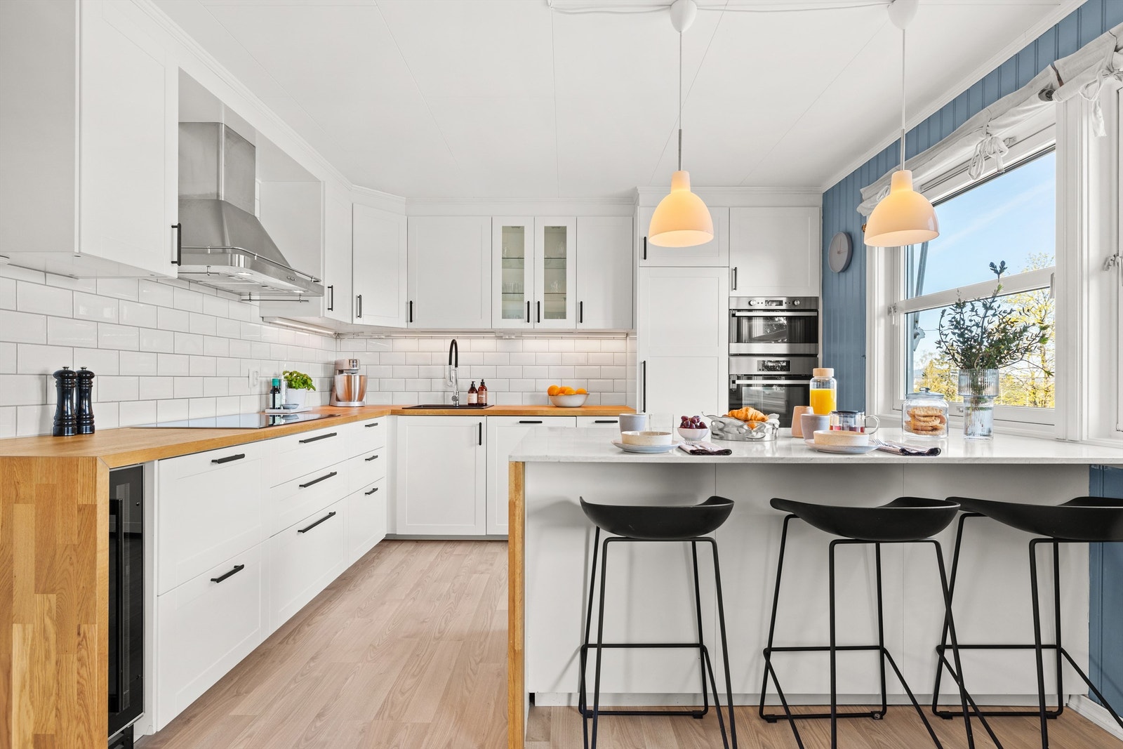 Kjøkkenet er utstyrt med blant annet vinskap fra Temptech (2024) og nedfelt kum med armatur fra Grohe. Galleribilde