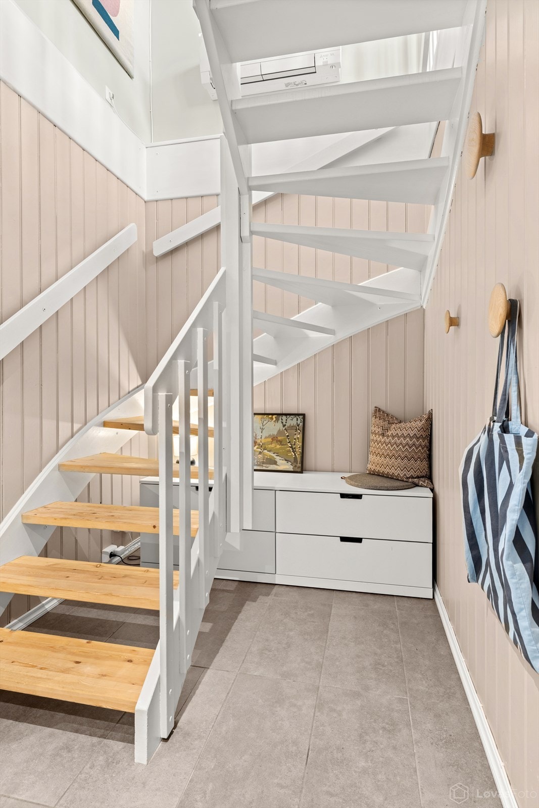 Tretrappen binder de to etasjene sammen. Galleribilde